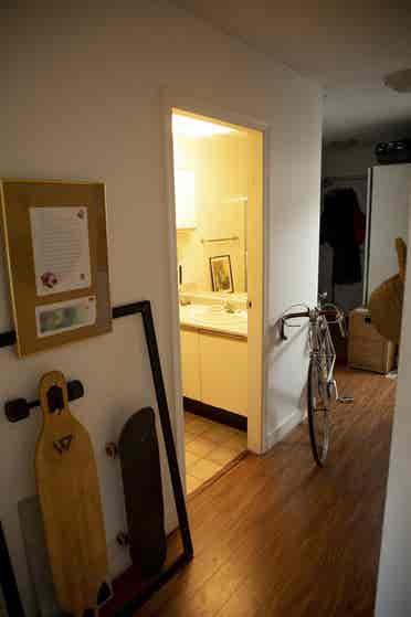 bright BDRM in cozy kits apt.