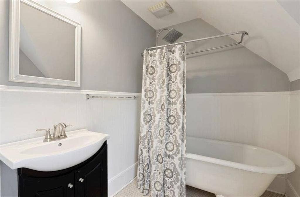 We are looking for 1 roommate