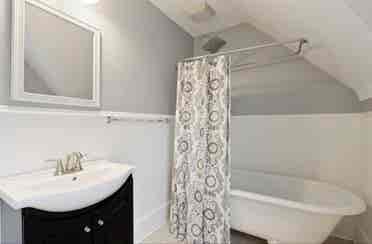 We are looking for 1 roommate