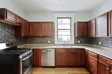 We are looking for 1 roommate