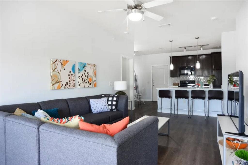 Subletting student living midtown