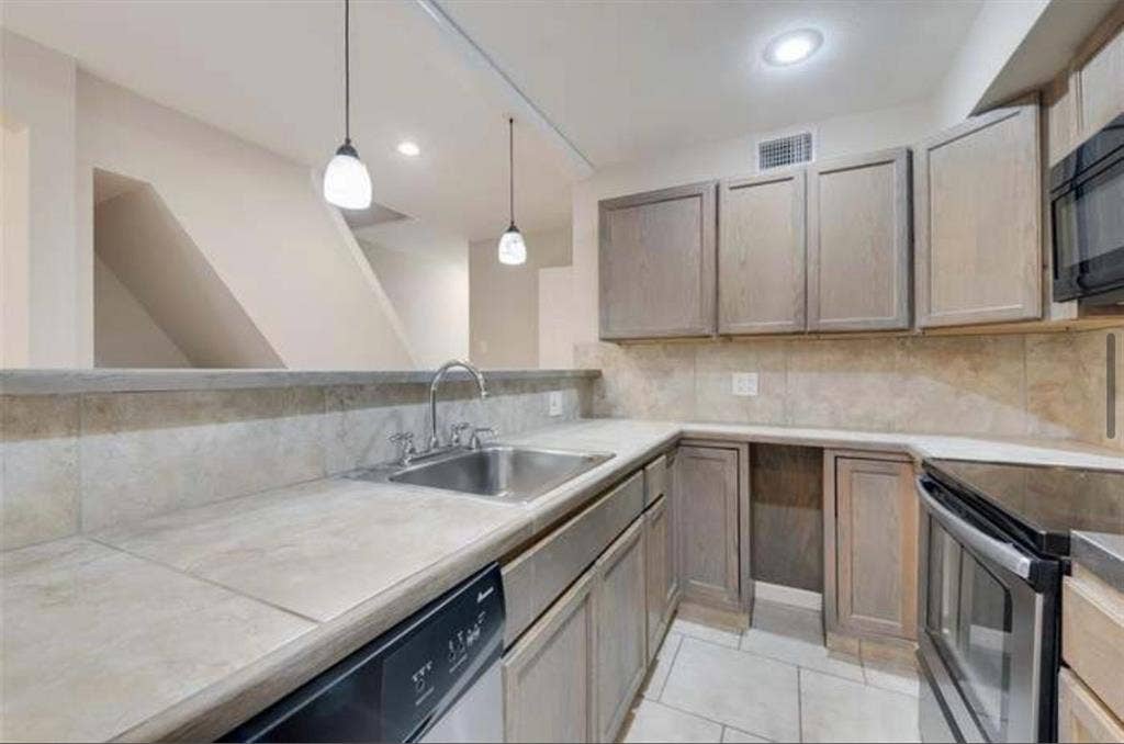 Looking for a Female Roommate