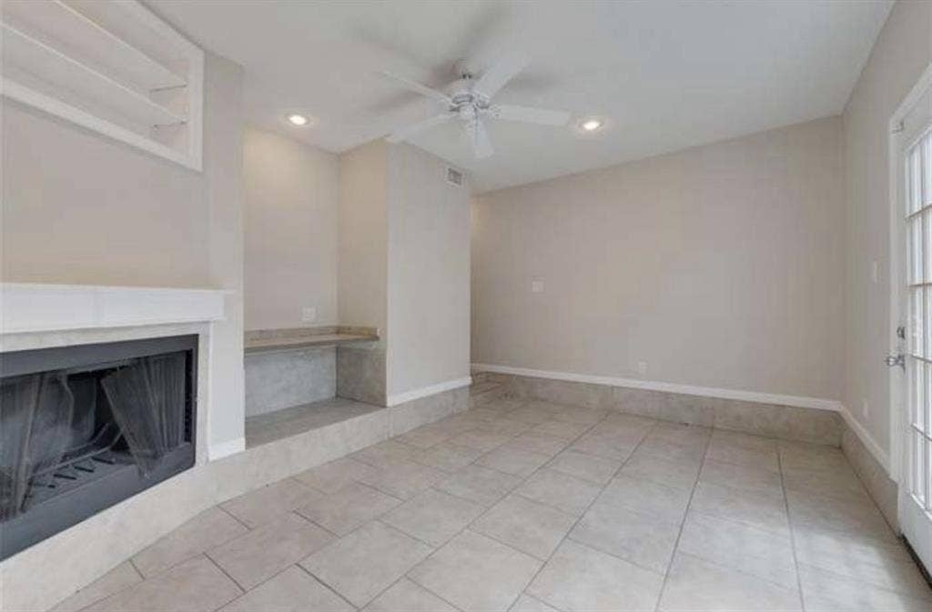 Looking for a Female Roommate