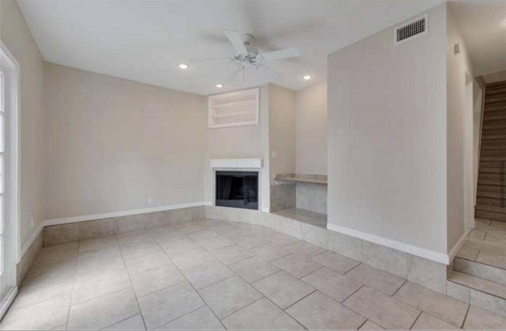 Looking for a Female Roommate