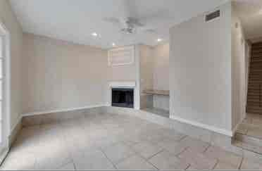 Looking for a Female Roommate