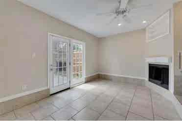 Looking for a Female Roommate