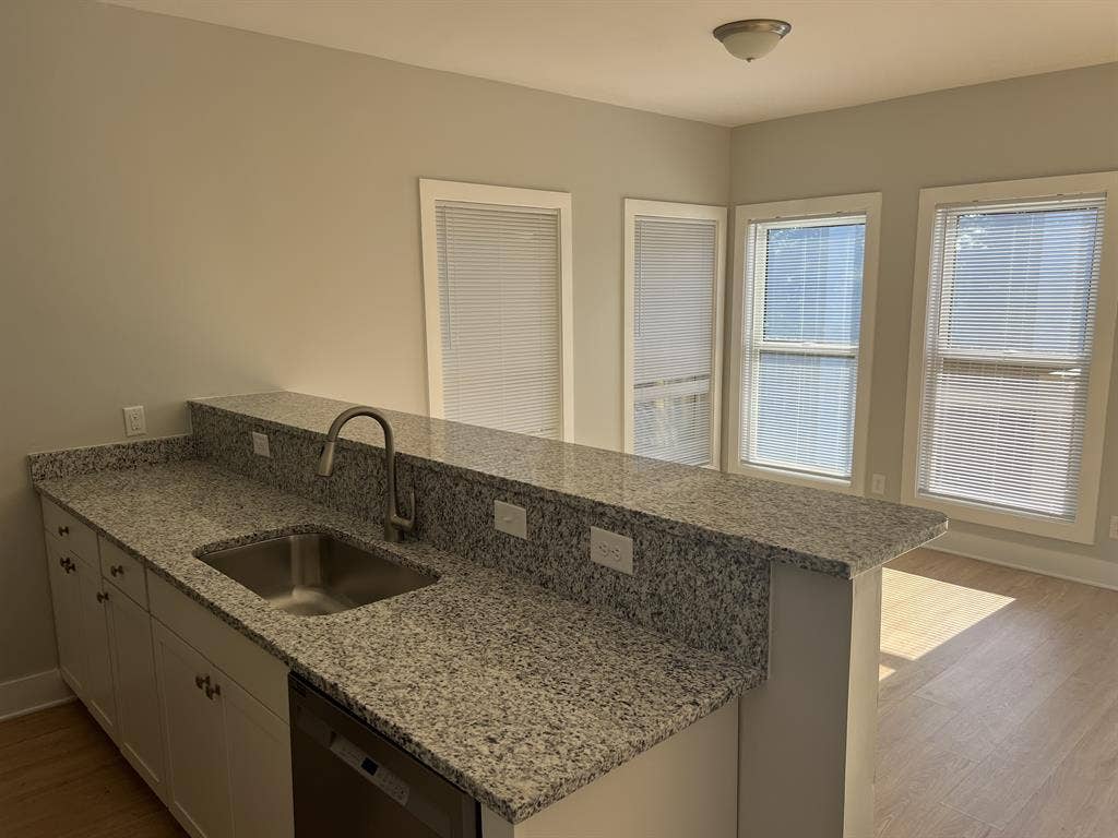 Private bdrm w priv bath-util incl