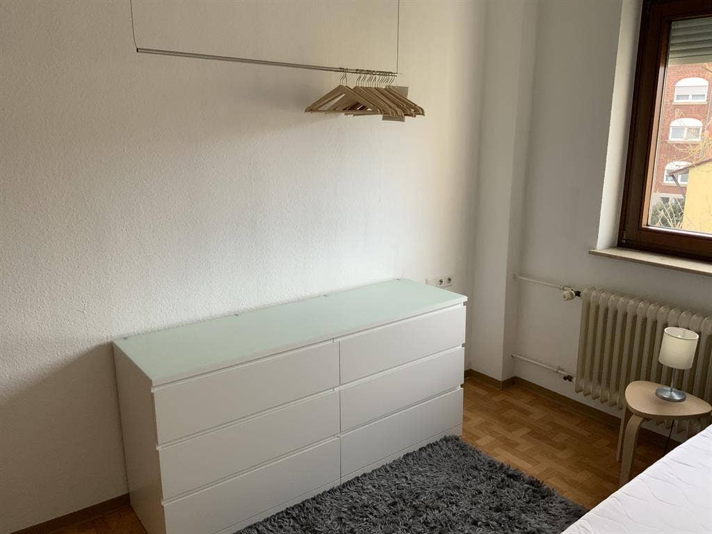 Modern möbliertes Zimmer