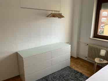 Modern möbliertes Zimmer