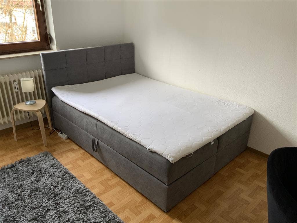 Modern möbliertes Zimmer