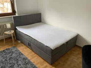 Modern möbliertes Zimmer