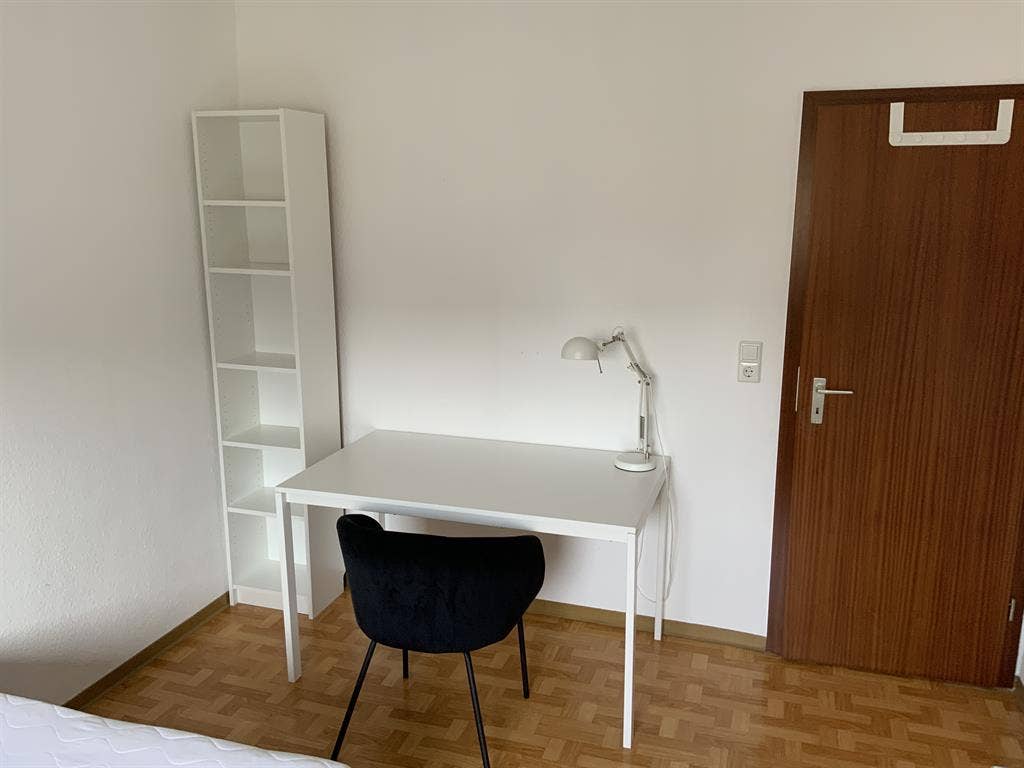 Modern möbliertes Zimmer