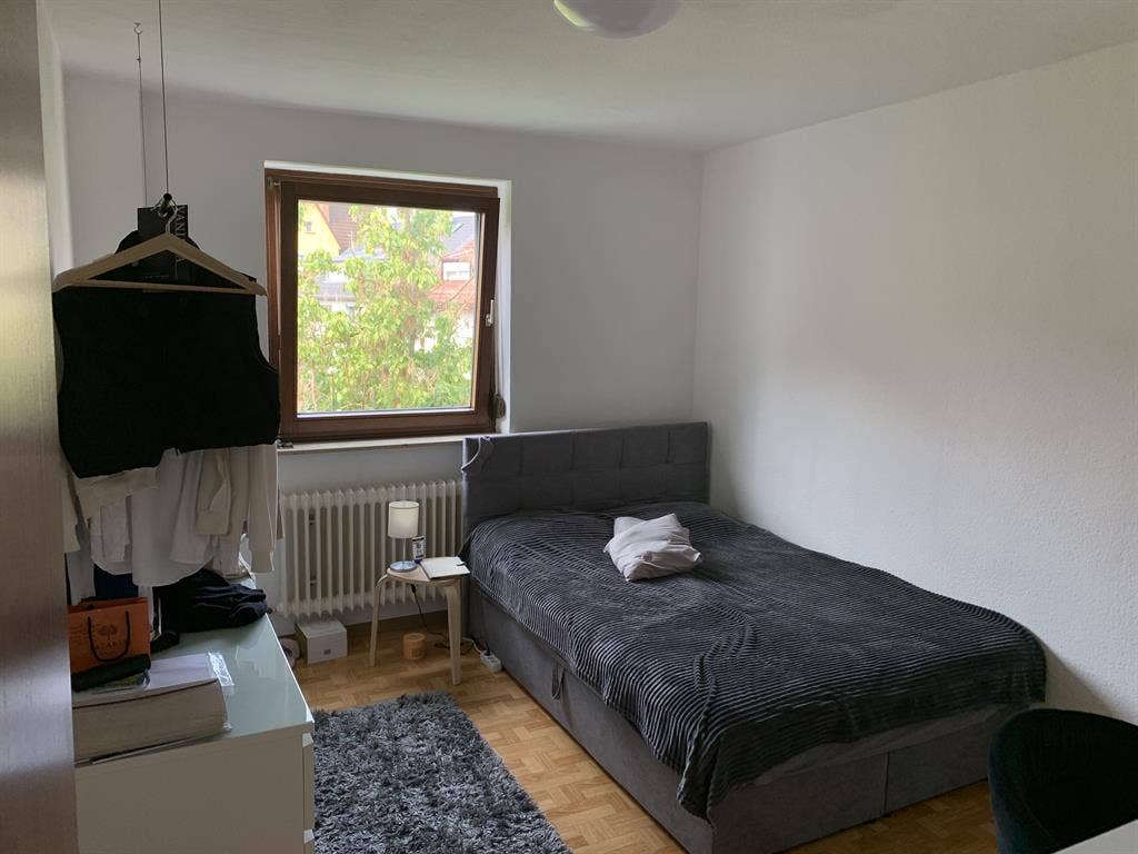 Modern möbliertes Zimmer