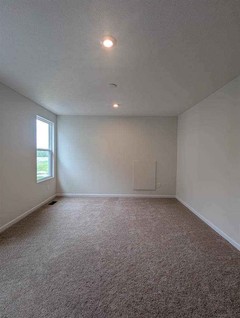 Private Room/bath, Livngrm & Garage