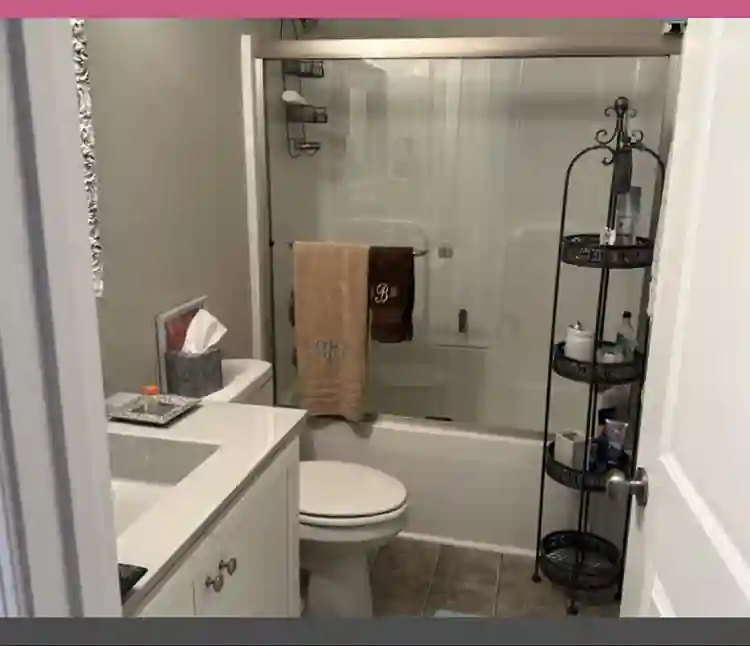 Clean room for rent in townhome