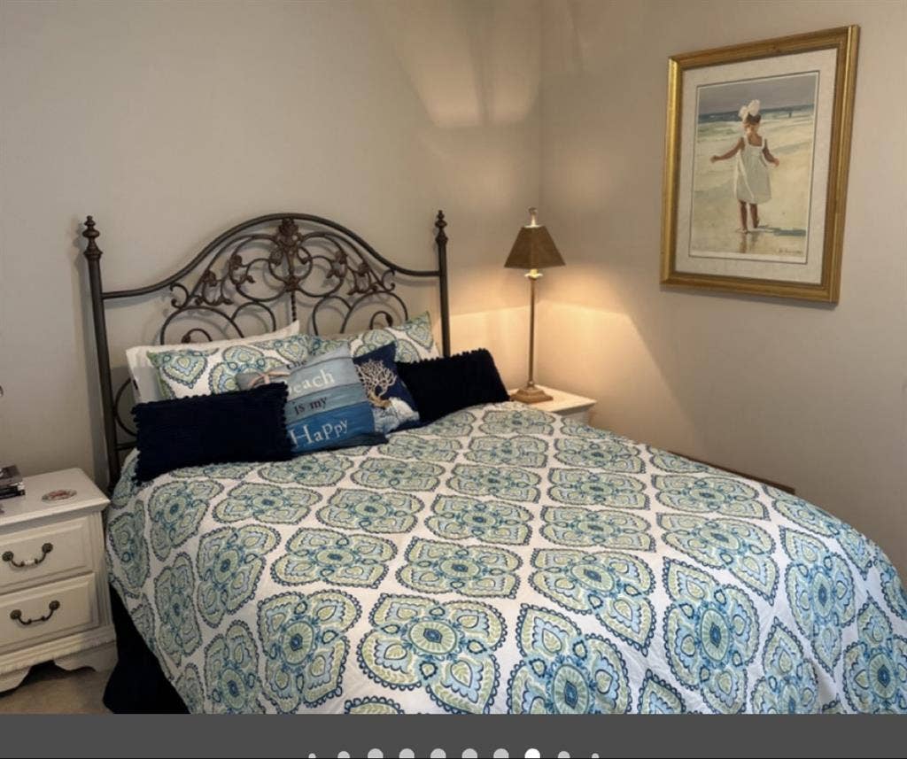 Clean room for rent in townhome