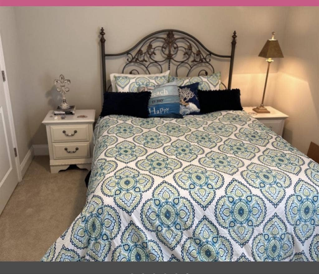 Clean room for rent in townhome