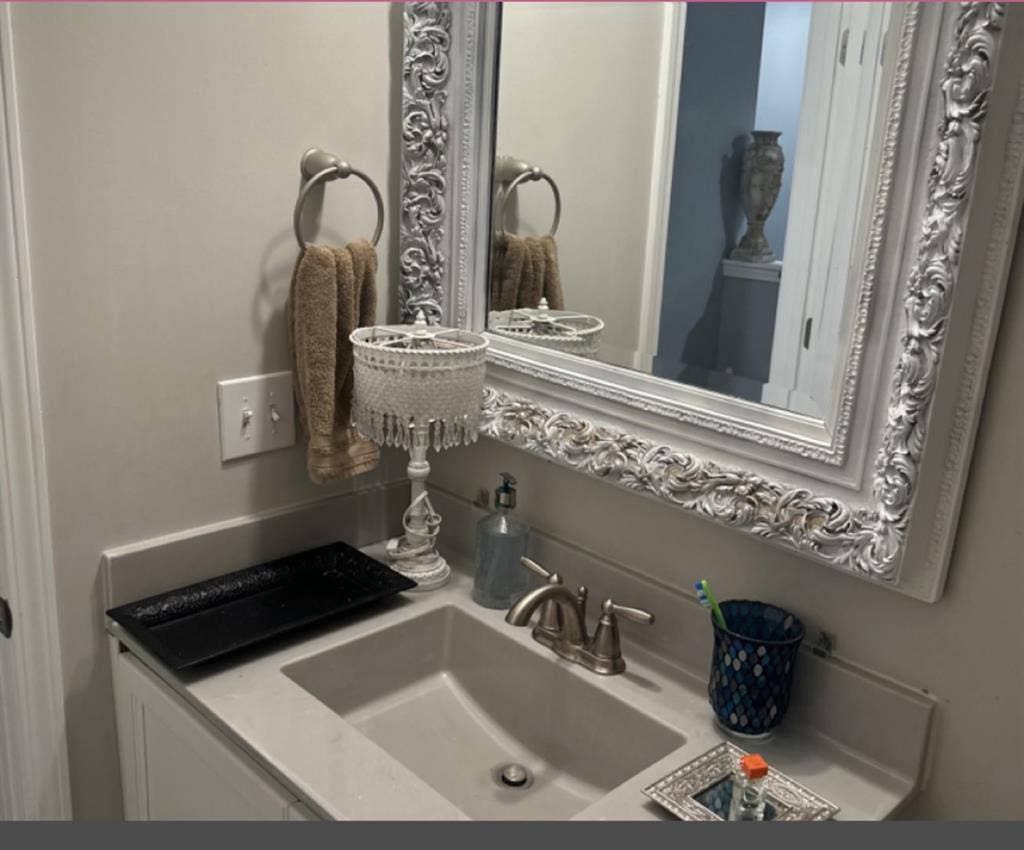 Clean room for rent in townhome
