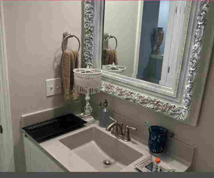 Clean room for rent in townhome