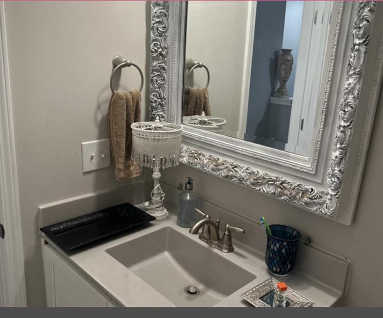 Clean room for rent in townhome