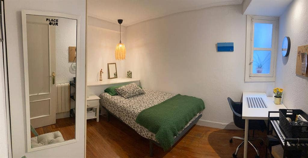 Room for Rent Near Plaza Unamuno