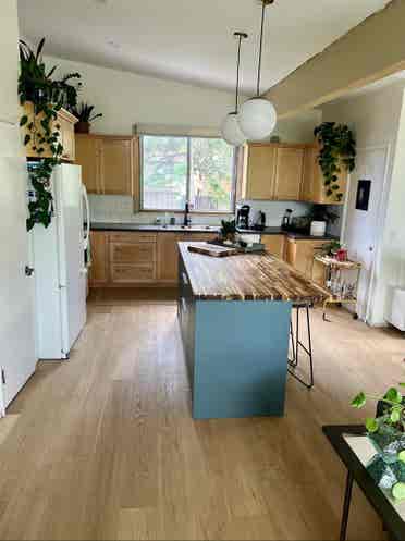 Room for Students near MRU/UC