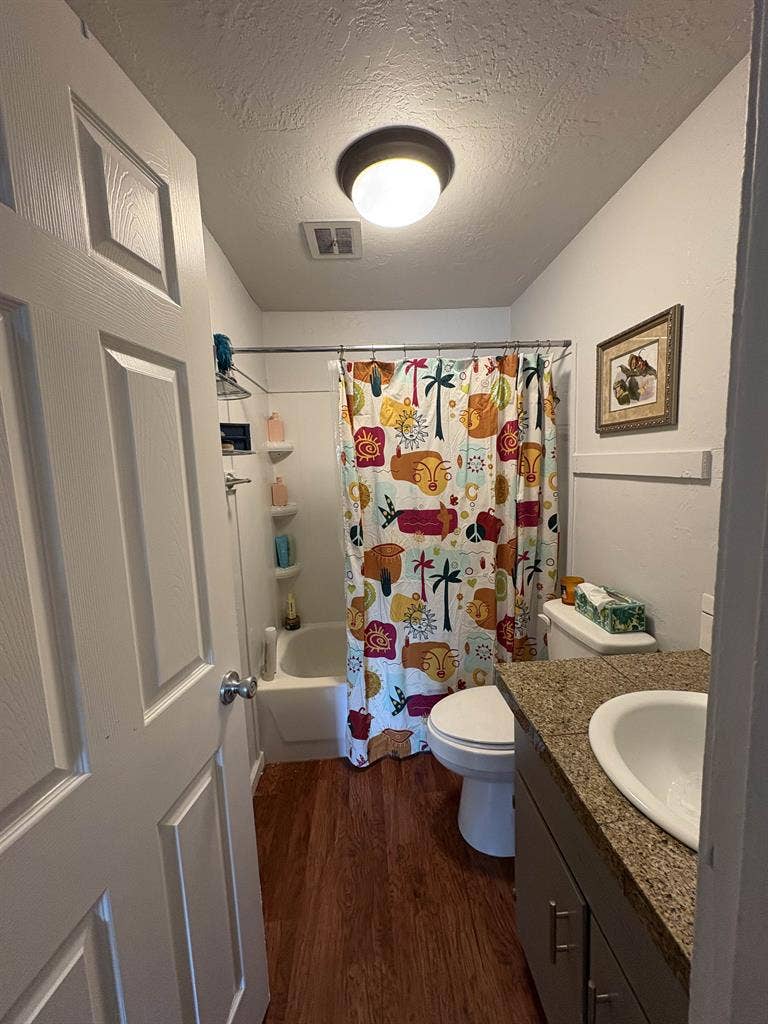 Cute Apartment with Small Backyard
