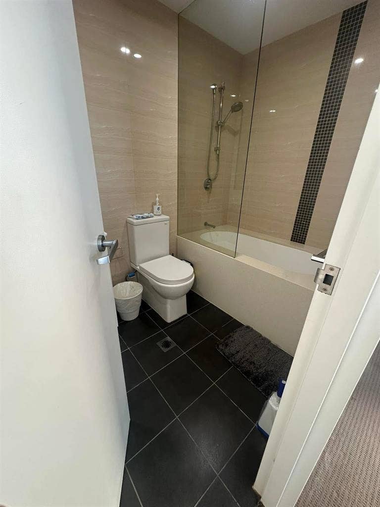 ENSUITE ROOM FOR RENT /
Week