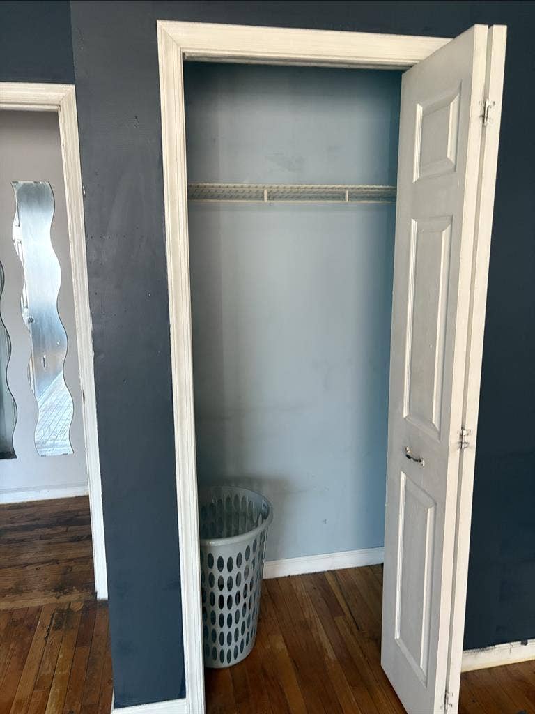 Room for rent in spacious apartment