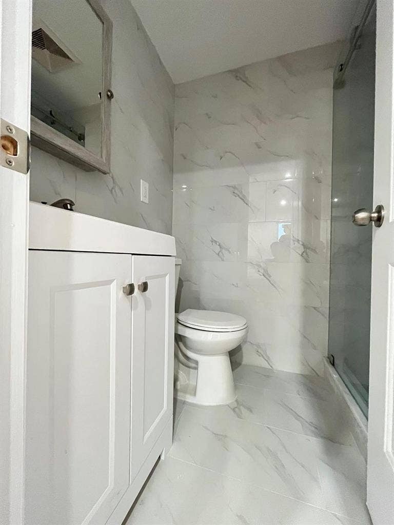 Room w/ private bathroom in duplex