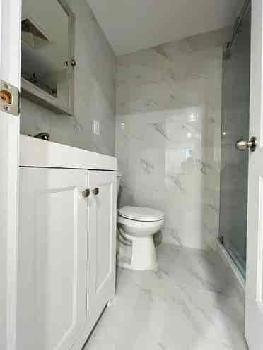Room w/ private bathroom in duplex