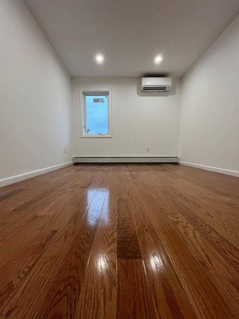 Room w/ private bathroom in duplex