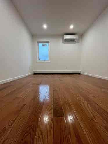 Room w/ private bathroom in duplex