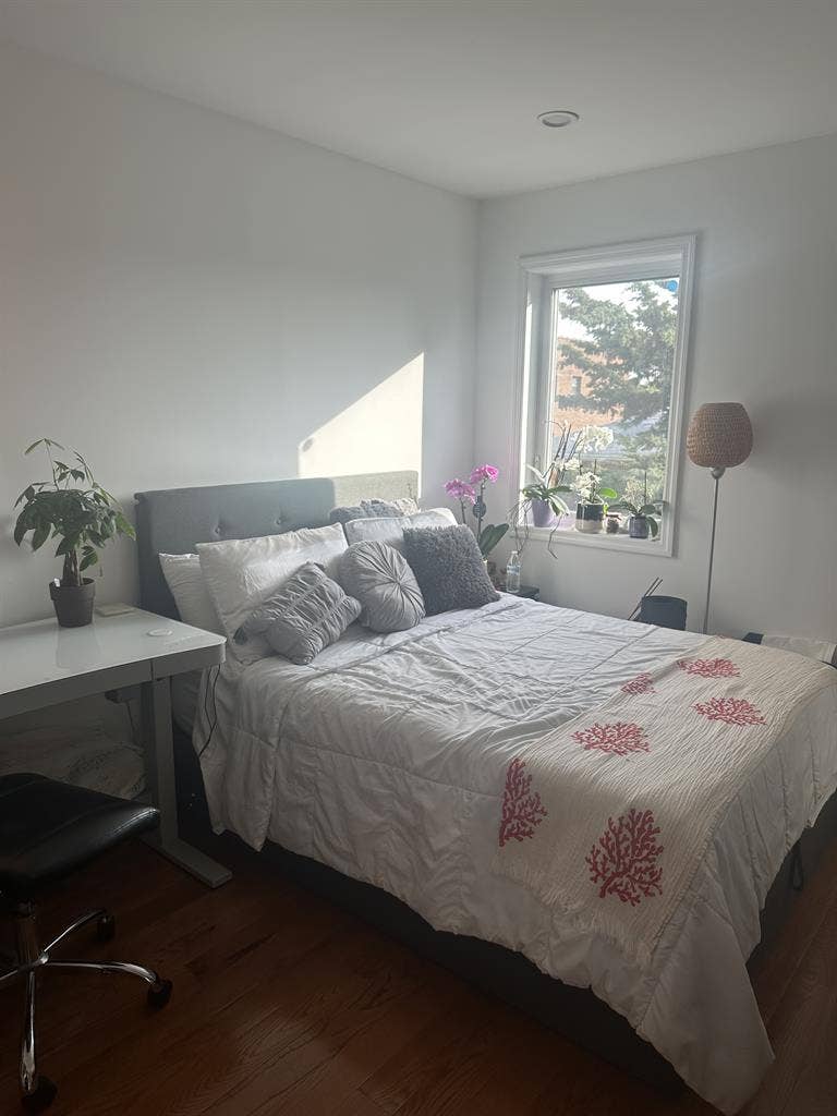 Room w/ private bathroom in duplex