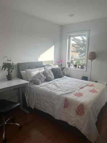 Room w/ private bathroom in duplex