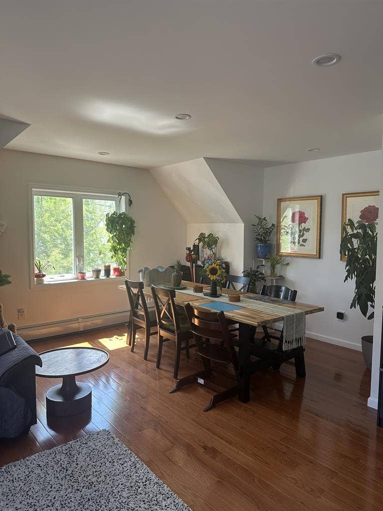 Room w/ private bathroom in duplex