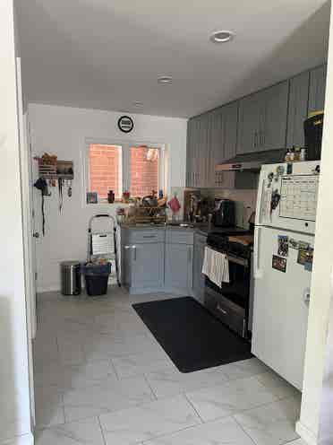 Room w/ private bathroom in duplex
