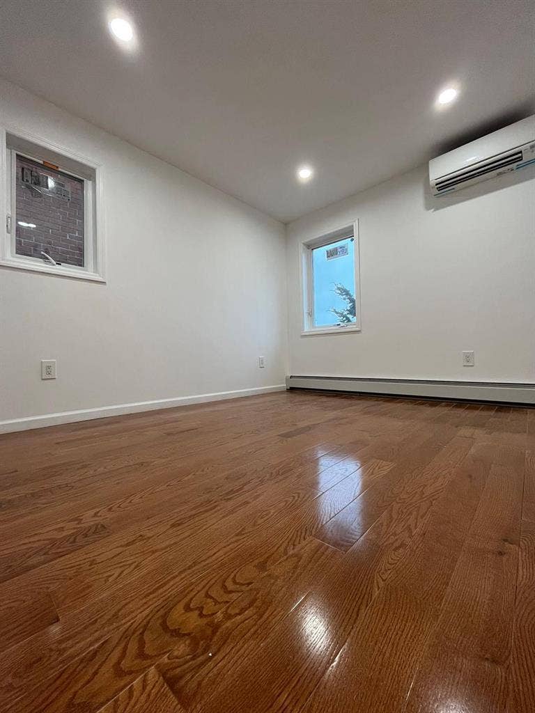 Room w/ private bathroom in duplex