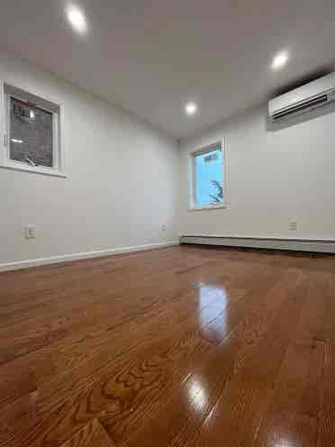 Room w/ private bathroom in duplex