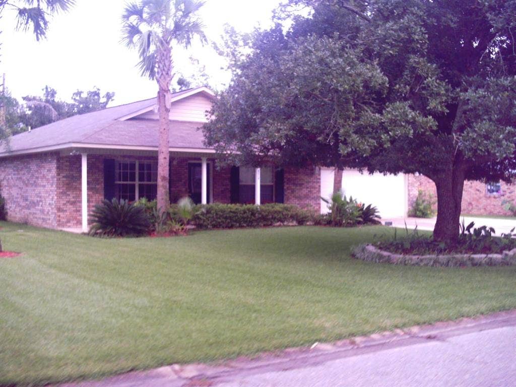 Room for rent-3BR house with pool