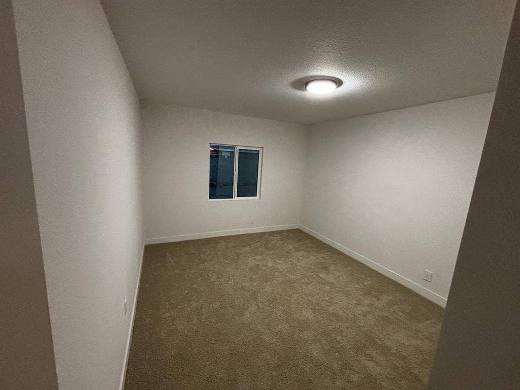 Great room w/ALL UTILITIES INCL