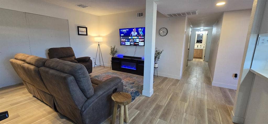 Great room w/ALL UTILITIES INCL