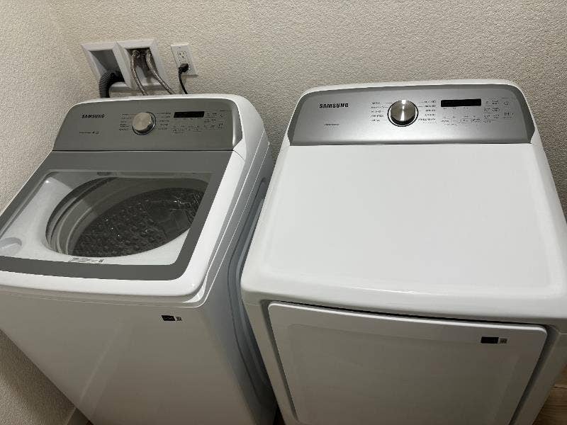 Great room w/ALL UTILITIES INCL