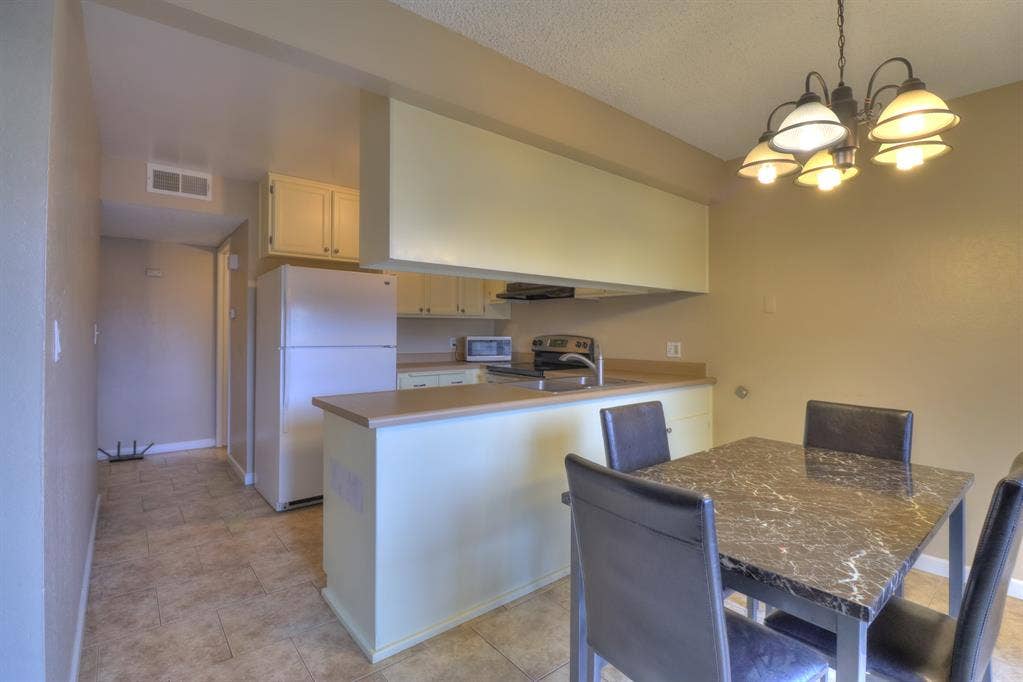 Furnished Private Bedroom (Fresno)