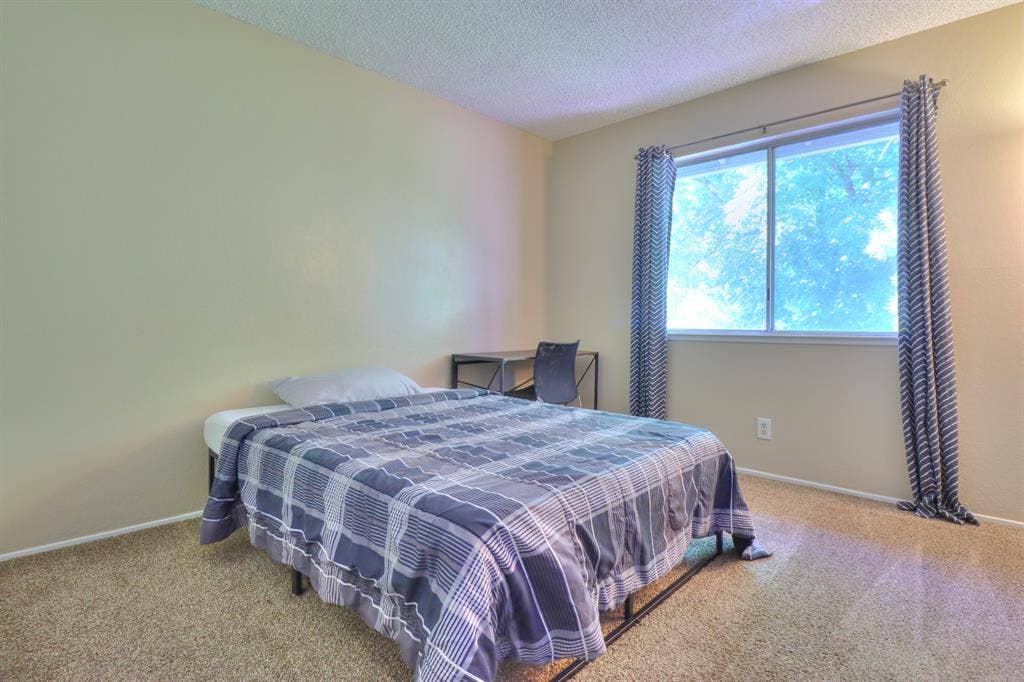 Furnished Private Bedroom (Fresno)