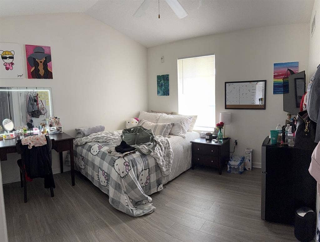 ROOM FOR RENT *PRIVATE BATHROOM*