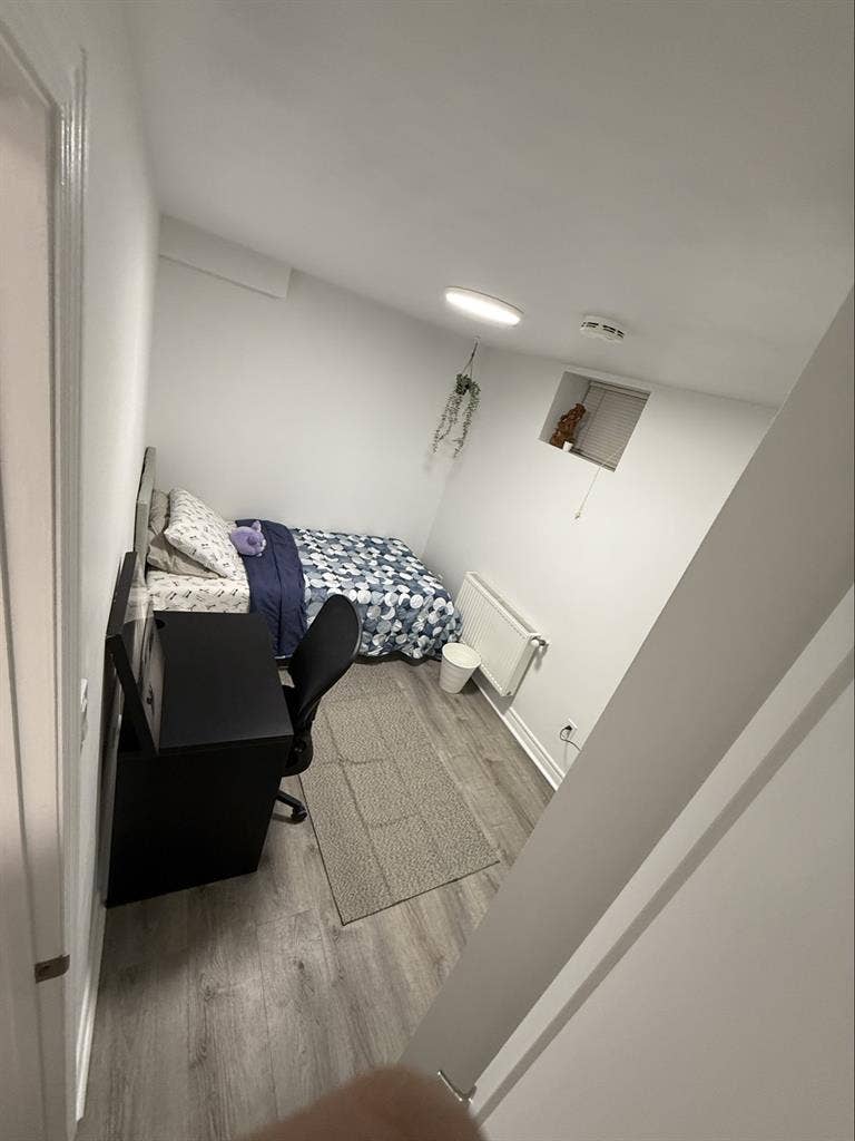 Room in rent available ASAP