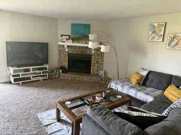 Looking for Kansas City roommate!