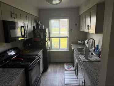 Looking for Kansas City roommate!