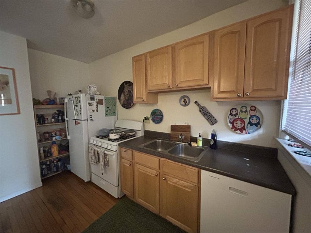 Ravenswood room available August 1